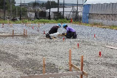 障害者向け仮設住宅の完成を目指し工事が進められている敷地内∥石巻市須江小国地区
