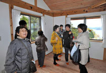 完成した復興住宅の室内を眺める入居予定者ら＝２３日、石巻市北上町十三浜