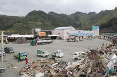 浸水した駐車場への仮設店舗建設計画が浮上しているショッピングモール＝７日、岩手県大槌町