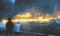 一面に炎が広がった気仙沼湾（２０１１年３月１１日午後５時５６分、宮城県気仙沼市潮見町で）
