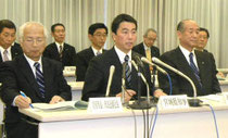 原発事故の被害対応をめぐり記者会見する村井知事（中央）と県内１９市町長