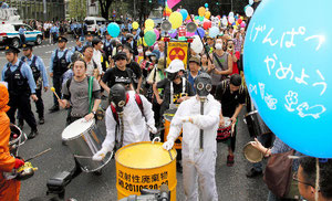 反原発を訴えデモ行進する人たち＝１１日午後２時５３分、東京都新宿区、遠藤啓生撮影
