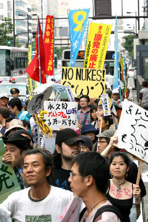 脱原発を訴え、デモ行進をする人たち＝１１日午後２時５１分、福岡・天神、関田航撮影
