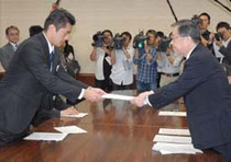 【写真】細野環境相兼原発事故担当相（左）に要請書を手渡す佐藤知事