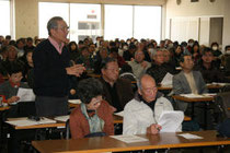 仙台市が開催した宅地復旧説明会。参加者から不満が相次いだ＝昨年１２月１７日、泉区役所