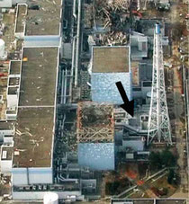 自衛隊ヘリから撮影した福島第一原発。右下の排気筒付近（矢印）で毎時１万ミリシーベルト以上の高線量を測定した＝４月２６日（防衛省提供）
