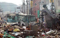 路線バスが、津波で流され市街地で大破したまま放置されていた＝岩手県釜石市の大渡町商店街で２０１１年３月１２日午前７時４０分ごろ、鬼山親芳撮影