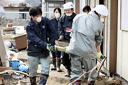 土砂に埋まった民家から協力して畳を運び出すボランティアたち＝岩手県大槌町で２０１１年４月８日、小川昌宏撮影