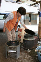 公的支援が届かない自宅で、後藤さんは釜での炊飯に苦労した＝宮城県南三陸町戸倉