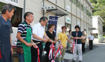 テープカットでオープンを祝った仮設商店街＝１６日、釜石市天神町