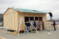 木造仮設住宅を組み立てるＮＰＯのメンバーら（昨年１０月、岩手県宮古市神林で）