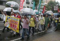 「脱原発」を訴え、中心部を練り歩くデモ行進の参加者＝３１日、福島市内