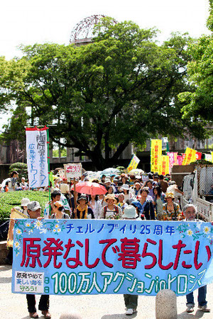脱原発を訴え、原爆ドーム前を行進する参加者たち＝１１日午後２時２９分、広島市中区、高橋正徳撮影