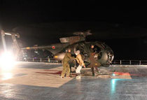 震災翌日、沿岸部の病院からヘリコプターで搬送される患者＝３月１２日、東北大病院（東北大病院提供）