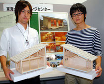 盛岡市が大槌町に建設予定のエコハウスのモデルとなる東海大の「どんぐりハウス」を紹介する下田さん、山内さん（左から）