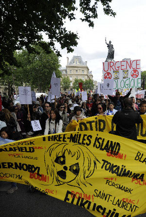 １１日、パリで行われた反原発デモ＝ロイター