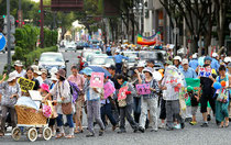 脱原発を訴える看板やポスターを掲げたデモ行進＝１９日午後２時５８分、名古屋市中区、高橋雄大撮影