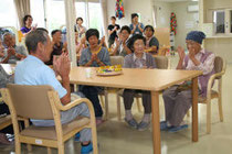 開所した「サポートセンター和野っこ」でくつろぐ高齢者＝１日、岩手県大槌町