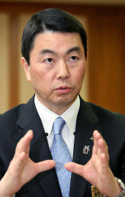 震災から１年を前に「宮城の復興を成し遂げる」と決意を語る村井知事
