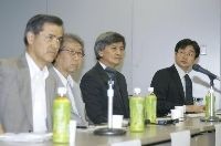 討論会第２部で語る（左から）佐土原聡さん、山本理顕さん、長谷部勇一さん、小林直貴記者