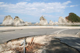 陸中海岸国立公園の名所の一つ、浄土ケ浜も震災で大きな被害を受けた＝１８日、宮古市