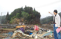 畠山さんらは左奥に見える山に住宅を移転する計画をしている。一帯は津波被害でがれきが散乱する＝宮城県気仙沼市で２０１１年６月２日、樋岡徹也撮影