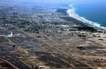 津波で壊滅的被害を受けた宮城県山元町周辺の沿岸部。復興計画は高台移転や多重防御をまちづくりの基本に据える＝４月１０日