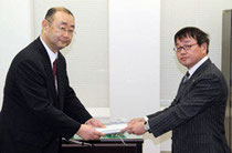 【写真】復興特区、復興交付金の申請書を井上事務局長（左）に提出する上野副知事