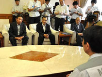 県庁を訪れ、村井知事（手前）と水産業振興について意見を交わす菊地会長（左）